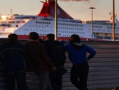 Άναψαν τα «αίματα» στο λιμάνι της Πάτρας – Παράνομοι μετανάστες ορμούν σε φορτηγά! (βίντεο)